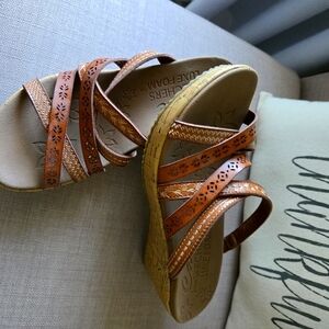 NWOT Sketchers Cali Brown and Tan Wedge Sandals